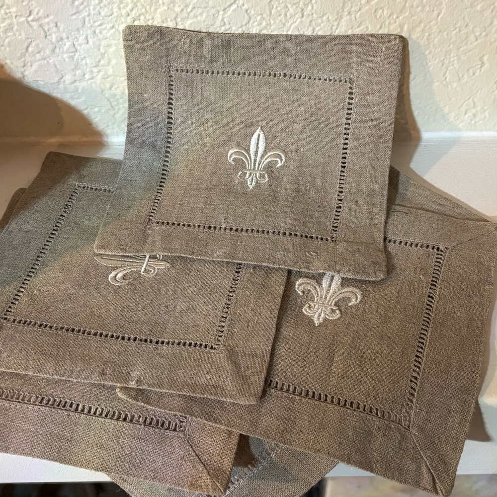 Elegant Brown Linen Coasters with Fleur-de-Lis Embroidery (Set of 6) - Picture 5 of 8